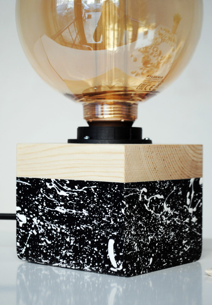 Χειροποίητο Ξύλινο Επιτραπέζιο Φωτιστικό 'Edison Cube Spruce Splashes'