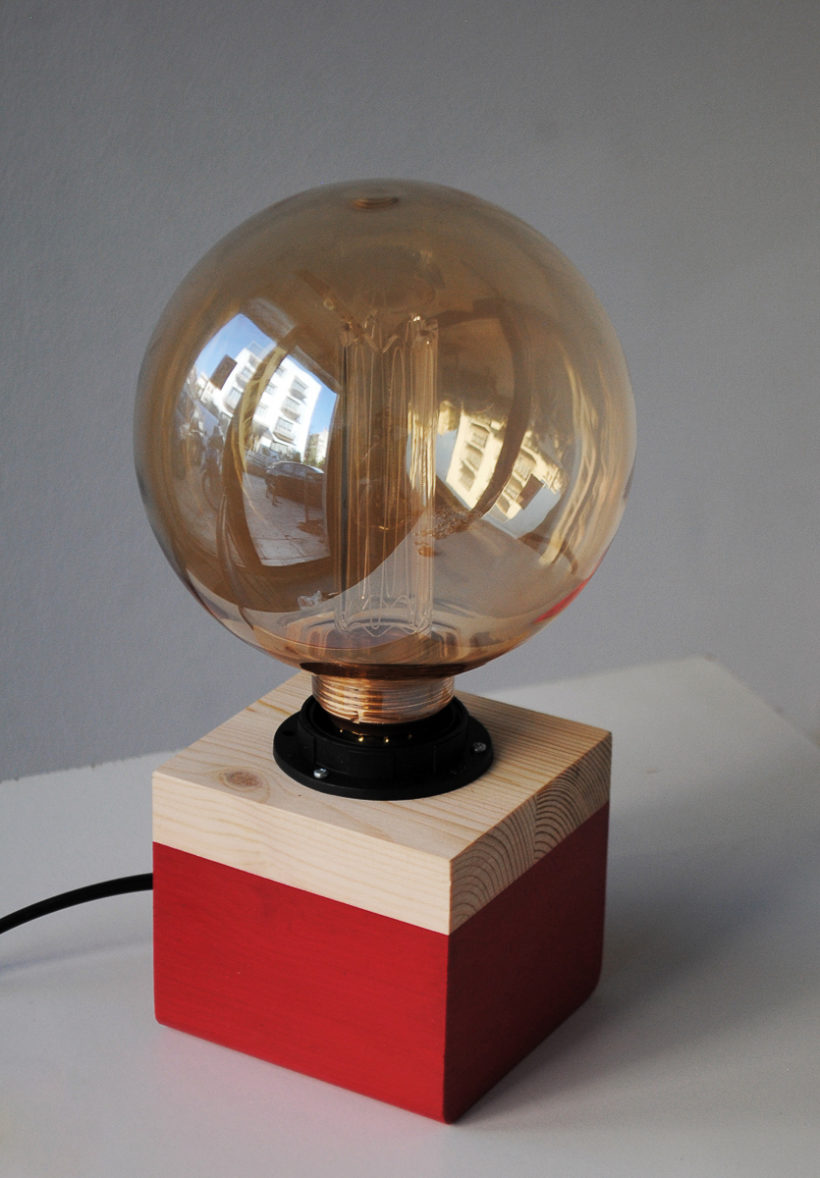 Χειροποίητο Ξύλινο Επιτραπέζιο Φωτιστικό ‘Edison Cube Spruce Monochrome’