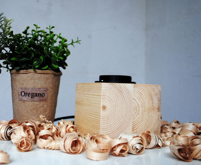 Χειροποίητο Ξύλινο Επιτραπέζιο Φωτιστικό ‘Edison Cube Spruce Monochrome’