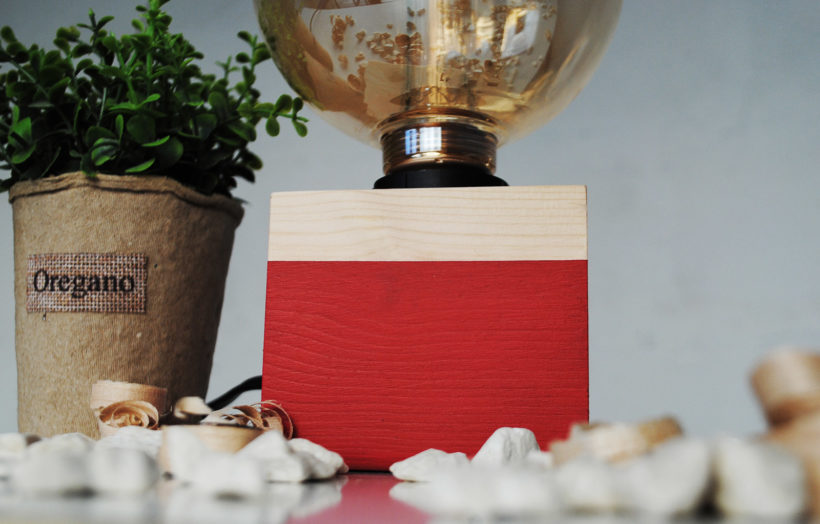 Χειροποίητο Ξύλινο Επιτραπέζιο Φωτιστικό ‘Edison Cube Spruce Monochrome’