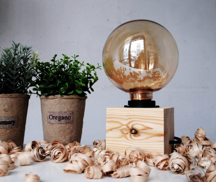 Χειροποίητο Ξύλινο Επιτραπέζιο Φωτιστικό ‘Edison Cube Spruce Monochrome’