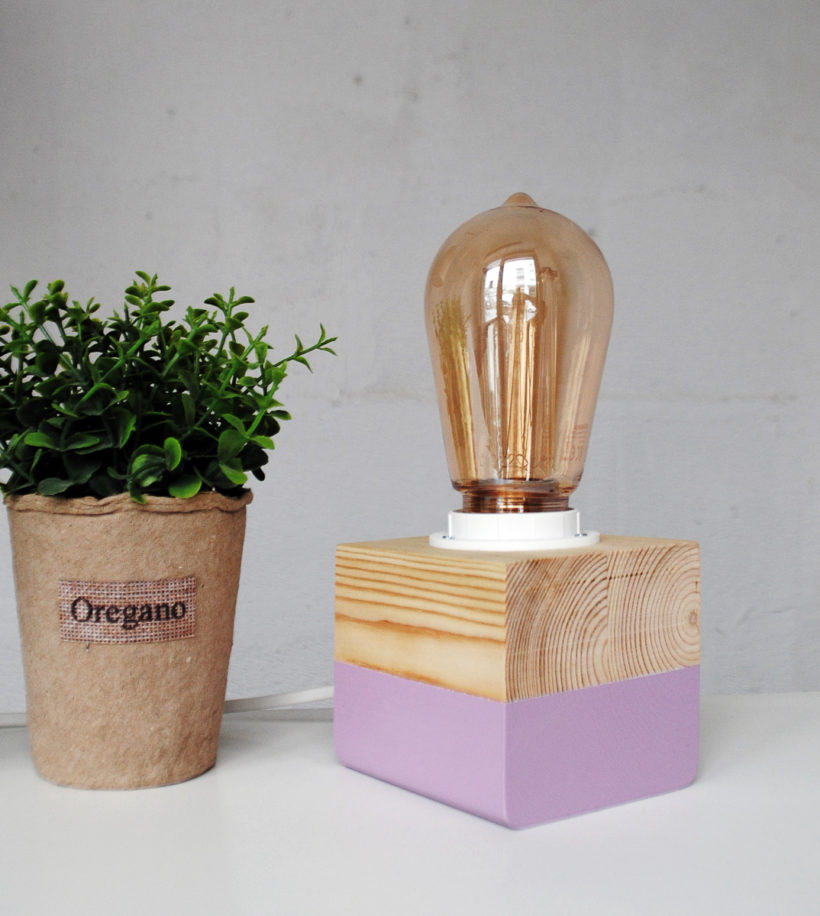 Χειροποίητο Ξύλινο Επιτραπέζιο Φωτιστικό ‘Edison Cube Spruce Monochrome’