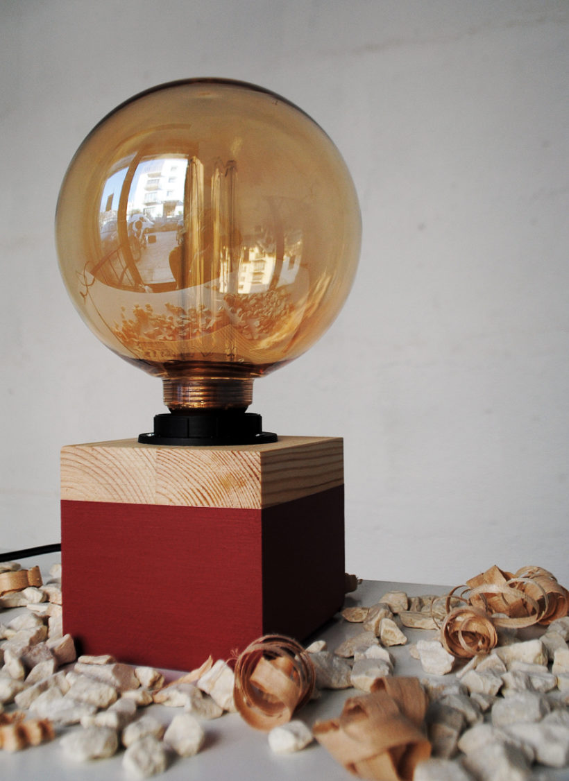 Χειροποίητο Ξύλινο Επιτραπέζιο Φωτιστικό ‘Edison Cube Spruce Monochrome’