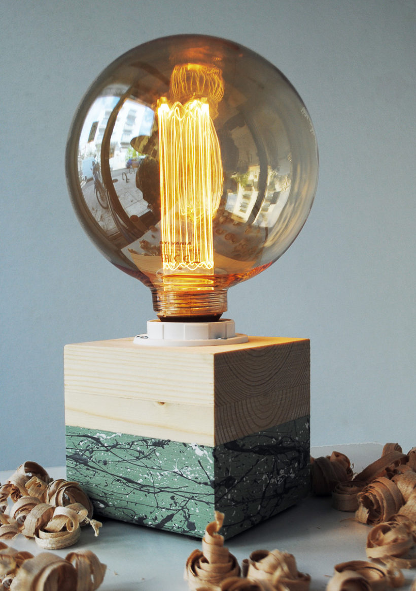 Χειροποίητο Ξύλινο Επιτραπέζιο Φωτιστικό 'Edison Cube Spruce Splashes'