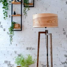 Χειροποίητο Ξύλινο Φωτιστικό Δαπέδου ‘Tripod II Olive’ - Με βαμμένη βάση Χειροποίητο Ξύλινο Φωτιστικό Δαπέδου ‘Tripod II Olive’ - Με βαμμένη βάση