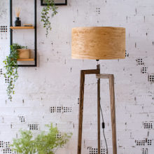 Χειροποίητο Ξύλινο Φωτιστικό Δαπέδου ‘Tripod II Oak Rustic’ – Με βαμμένη βάση Χειροποίητο Ξύλινο Φωτιστικό Δαπέδου ‘Tripod II Oak Rustic’ – Με βαμμένη βάση