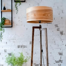 Χειροποίητο Ξύλινο Φωτιστικό Δαπέδου ‘Tripod II Olive’ - Με βαμμένη βάση Χειροποίητο Ξύλινο Φωτιστικό Δαπέδου ‘Tripod II Olive’ - Με βαμμένη βάση