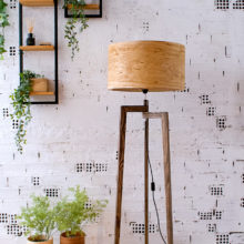 Χειροποίητο Ξύλινο Φωτιστικό Δαπέδου ‘Tripod II Oak Rustic’ – Με βαμμένη βάση Χειροποίητο Ξύλινο Φωτιστικό Δαπέδου ‘Tripod II Oak Rustic’ – Με βαμμένη βάση