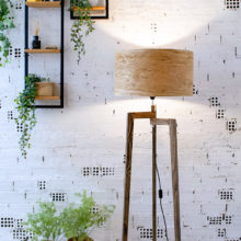 Χειροποίητο Ξύλινο Φωτιστικό Δαπέδου ‘Tripod II Oak Rustic’ – Με βαμμένη βάση Χειροποίητο Ξύλινο Φωτιστικό Δαπέδου ‘Tripod II Oak Rustic’ – Με βαμμένη βάση