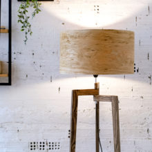 Χειροποίητο Ξύλινο Φωτιστικό Δαπέδου ‘Tripod II Oak Rustic’ – Με βαμμένη βάση Χειροποίητο Ξύλινο Φωτιστικό Δαπέδου ‘Tripod II Oak Rustic’ – Με βαμμένη βάση