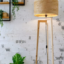Χειροποίητο Ξύλινο Φωτιστικό Δαπέδου ‘Tripod II Oak Rustic’ Χειροποίητο Ξύλινο Φωτιστικό Δαπέδου ‘Tripod II Oak Rustic’