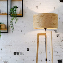 Χειροποίητο Ξύλινο Φωτιστικό Δαπέδου ‘Tripod II Oak Rustic’ Χειροποίητο Ξύλινο Φωτιστικό Δαπέδου ‘Tripod II Oak Rustic’