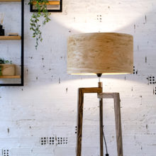 Χειροποίητο Ξύλινο Φωτιστικό Δαπέδου ‘Tripod II Oak Rustic’ – Με βαμμένη βάση Χειροποίητο Ξύλινο Φωτιστικό Δαπέδου ‘Tripod II Oak Rustic’ – Με βαμμένη βάση