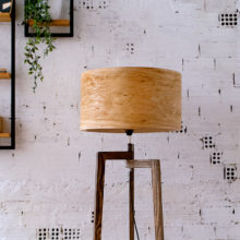 Χειροποίητο Ξύλινο Φωτιστικό Δαπέδου ‘Tripod II Oak Rustic’ – Με βαμμένη βάση Χειροποίητο Ξύλινο Φωτιστικό Δαπέδου ‘Tripod II Oak Rustic’ – Με βαμμένη βάση