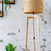 Χειροποίητο Ξύλινο Φωτιστικό Δαπέδου ‘Tripod II Oak Rustic’ Χειροποίητο Ξύλινο Φωτιστικό Δαπέδου ‘Tripod II Oak Rustic’