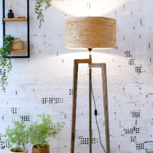 Χειροποίητο Ξύλινο Φωτιστικό Δαπέδου ‘Tripod II Oak Rustic’ – Με βαμμένη βάση Χειροποίητο Ξύλινο Φωτιστικό Δαπέδου ‘Tripod II Oak Rustic’ – Με βαμμένη βάση