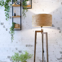 Χειροποίητο Ξύλινο Φωτιστικό Δαπέδου ‘Tripod II Oak Rustic’ – Με βαμμένη βάση Χειροποίητο Ξύλινο Φωτιστικό Δαπέδου ‘Tripod II Oak Rustic’ – Με βαμμένη βάση