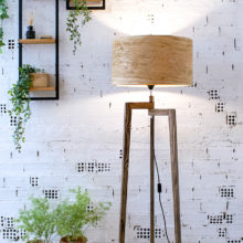 Χειροποίητο Ξύλινο Φωτιστικό Δαπέδου ‘Tripod II Oak Rustic’ – Με βαμμένη βάση Χειροποίητο Ξύλινο Φωτιστικό Δαπέδου ‘Tripod II Oak Rustic’ – Με βαμμένη βάση