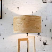 Χειροποίητο Ξύλινο Φωτιστικό Δαπέδου ‘Tripod II Oak Rustic’ Χειροποίητο Ξύλινο Φωτιστικό Δαπέδου ‘Tripod II Oak Rustic’
