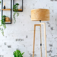 Χειροποίητο Ξύλινο Φωτιστικό Δαπέδου ‘Tripod II Oak Rustic’ Χειροποίητο Ξύλινο Φωτιστικό Δαπέδου ‘Tripod II Oak Rustic’