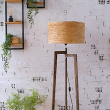 Χειροποίητο Ξύλινο Φωτιστικό Δαπέδου ‘Tripod II Oak Rustic’ – Με βαμμένη βάση Χειροποίητο Ξύλινο Φωτιστικό Δαπέδου ‘Tripod II Oak Rustic’ – Με βαμμένη βάση