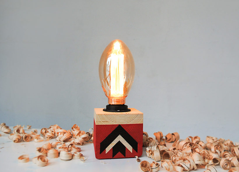 Χειροποίητο Ξύλινο Επιτραπέζιο Φωτιστικό 'Edison Cube Spruce Geometric'