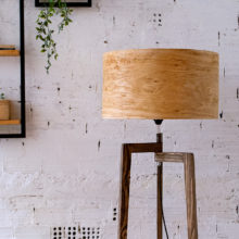 Χειροποίητο Ξύλινο Φωτιστικό Δαπέδου ‘Tripod II Oak Rustic’ – Με βαμμένη βάση Χειροποίητο Ξύλινο Φωτιστικό Δαπέδου ‘Tripod II Oak Rustic’ – Με βαμμένη βάση