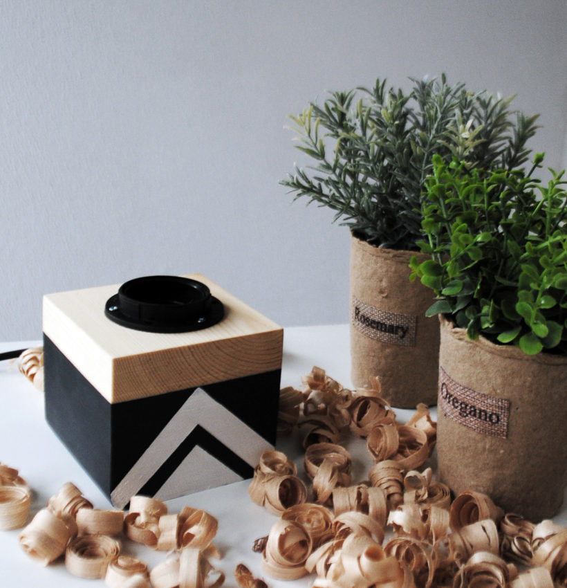 Χειροποίητο Ξύλινο Επιτραπέζιο Φωτιστικό 'Edison Cube Spruce Geometric'