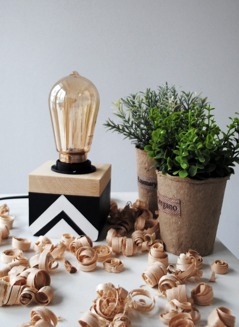 Χειροποίητο Ξύλινο Επιτραπέζιο Φωτιστικό 'Edison Cube Spruce Geometric'