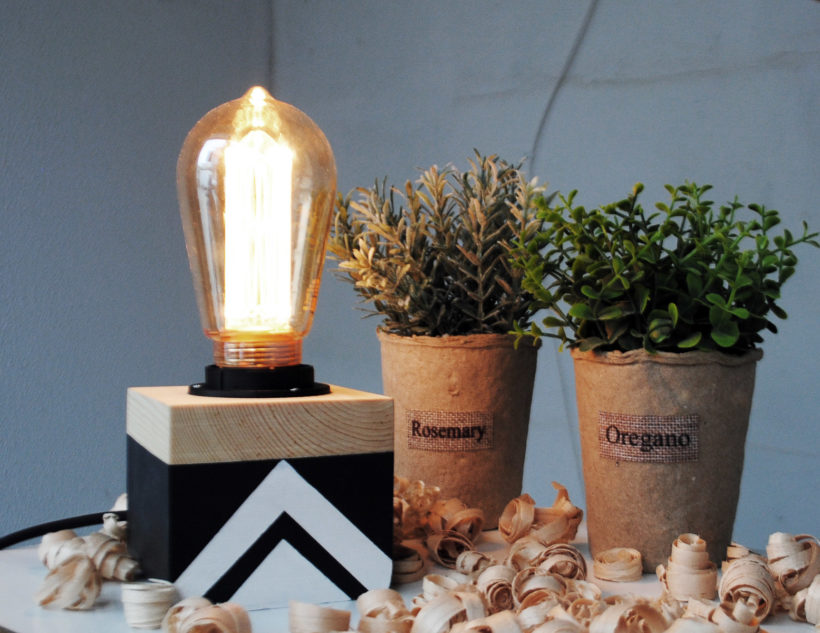 Χειροποίητο Ξύλινο Επιτραπέζιο Φωτιστικό 'Edison Cube Spruce Geometric'