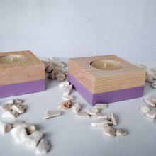 Ξύλινα κηροπήγια για ρεσώ από ξύλο έλατου σετ 2 τεμαχίων – βαμμένα με μώβ χρώμα Ξύλινα κηροπήγια για ρεσώ από ξύλο έλατου σετ 2 τεμαχίων – βαμμένα με μώβ χρώμα